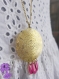 Disque - long collier sautoir doré avec disque filigrane et pastille émaillée rose fuchsia