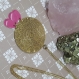 Disque - long collier sautoir doré avec disque filigrane et pastille émaillée rose fuchsia
