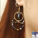 Chadia - paire de boucle d'oreille en métal doré avec perle toupies multicolores