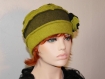 Bonnet en laine bouillie vert kaki et vert anis avec un froufrou sur le côté helena 24