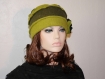 Bonnet en laine bouillie vert kaki et vert anis avec un froufrou sur le côté helena 24