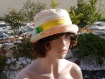 Chapeau très chic en coton et polyester, ce chapeau bob est de couleur orange jaune et blanche sophia 1