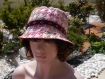 Chapeau très chic en coton et polyester, ce chapeau bob en pied de coque est de couleur rose et blanche sophia 17
