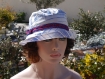 Chapeau très chic, ce chapeau bob est de couleur bleue électrique et blanche sophia 58