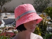 Chapeau très chic, ce chapeau bob est de couleur chamarrée rose et blanche sophia 72