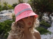 Chapeau très chic, ce chapeau bob est de couleur chamarrée rose et blanche sophia 72