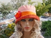 Chapeau très chic, ce chapeau bob est de couleur chamarrée dominance orange sophia 75