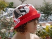 Chapeau très chic, ce chapeau bob est de couleur chamarrée dominance rouge sophia 90