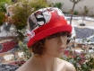 Chapeau très chic, ce chapeau bob est de couleur chamarrée dominance rouge sophia 90