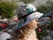 Chapeau d'été, chapeau de plage,, capeline, capeline très chic, fond blanc avec des impressions verte, noire et jaune rita 4
