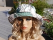 Chapeau d'été, chapeau de plage,, capeline, capeline très chic, fond blanc avec des impressions verte, noire et jaune rita 4