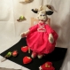 Vache en polaire, habillée d'une jolie robe en tissu rose