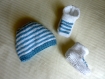 Bonnet et paire de chaussons rayés bleu faïence et blanc. taille: naissance à 3 mois.