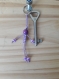 Porte clés petit bonhomme en perles violettes