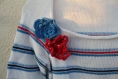 Pull façon marinière au tricot, fleurs au crochet
