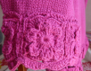  elégant pull fuchsia en tricot, orné de roses au crochet à la base des manches et du buste 