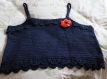 Bustier bleu marine au crochet souligné par un bandeau ton sur ton en points fantaisie. fleur orange au crochet