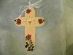 Croix de communion en bois roses rouges sur fond orangé clair