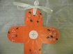 Croix de communion en bois moyen âge sur fond orange
