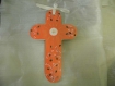 Croix de communion en bois moyen âge sur fond orange