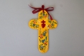 Croix de baptême ou de communion en bois sacré coeur et fleurs champêtres sur fond jaune