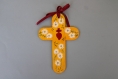 Croix de baptême ou de communion en bois sacré coeur et pâquerettes blanches sur fond jaune