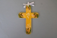 Croix de baptême en bois bouquet champêtre sur fond jaune