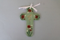 Croix de baptême en bois coquelicots sur fond vert