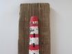 Accroche-clés phare rouge et blanc en bois recyclé et planche bois flotté 