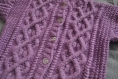 Veste 6 mois irlandaise violette tricotée main