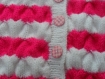 Gilet rose et blanc tricoté main, taille 6 mois