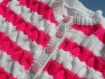 Gilet rose et blanc tricoté main, taille 6 mois