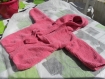 Peignoir rose à capuche tricoté main, pour bébé taille 12 mois