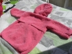 Peignoir rose à capuche tricoté main, pour bébé taille 12 mois