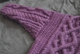 Veste irlandaise violette tricotée main pour bébé taille 6 mois