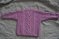 Veste irlandaise violette tricotée main pour bébé taille 6 mois
