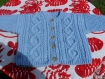 Veste irlandaise bleue tricotée main pour bébé taille 6 mois