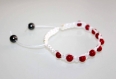 Bracelet shamballa blanc et perles de corail rouge