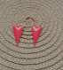 2 x sequins triangle émail couleur rose corail double face avec base en laiton brut