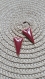 2 x sequins triangle émail couleur rouge bordeaux double  face avec base en laiton brut