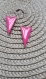2 x sequins triangle émail couleur rose bonbon double  face avec base en laiton brut