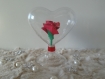 Coeur monté sur pied en plastique avec fleur papier