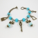 Bracelet perle de verre bleu métal bronze clé