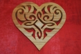 Dessous de plat coeur celte en bois d'orme massif