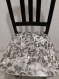 Chaise en bois customisée avec images de mode