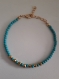 Bracelet en turquoise et perles dorées avec une chaînette 