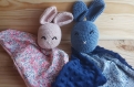 Doudou lapin crochet et liberty// lapin bleu// cadeau de naissance// tissu lange et liberty adeladja rose