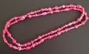 Collier de type sautoir en perles de papier rose fuchsia, longueur 116 cm 