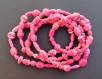Collier de type sautoir en perles de papier rose fuchsia, longueur 116 cm 