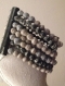 Manchette en perles de papier taupe et noir, circonférence 20cm, hauteur 5.5cm